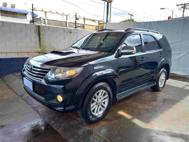 LOTE 001 HILUX SW4 SRV 4X4 2014/2014